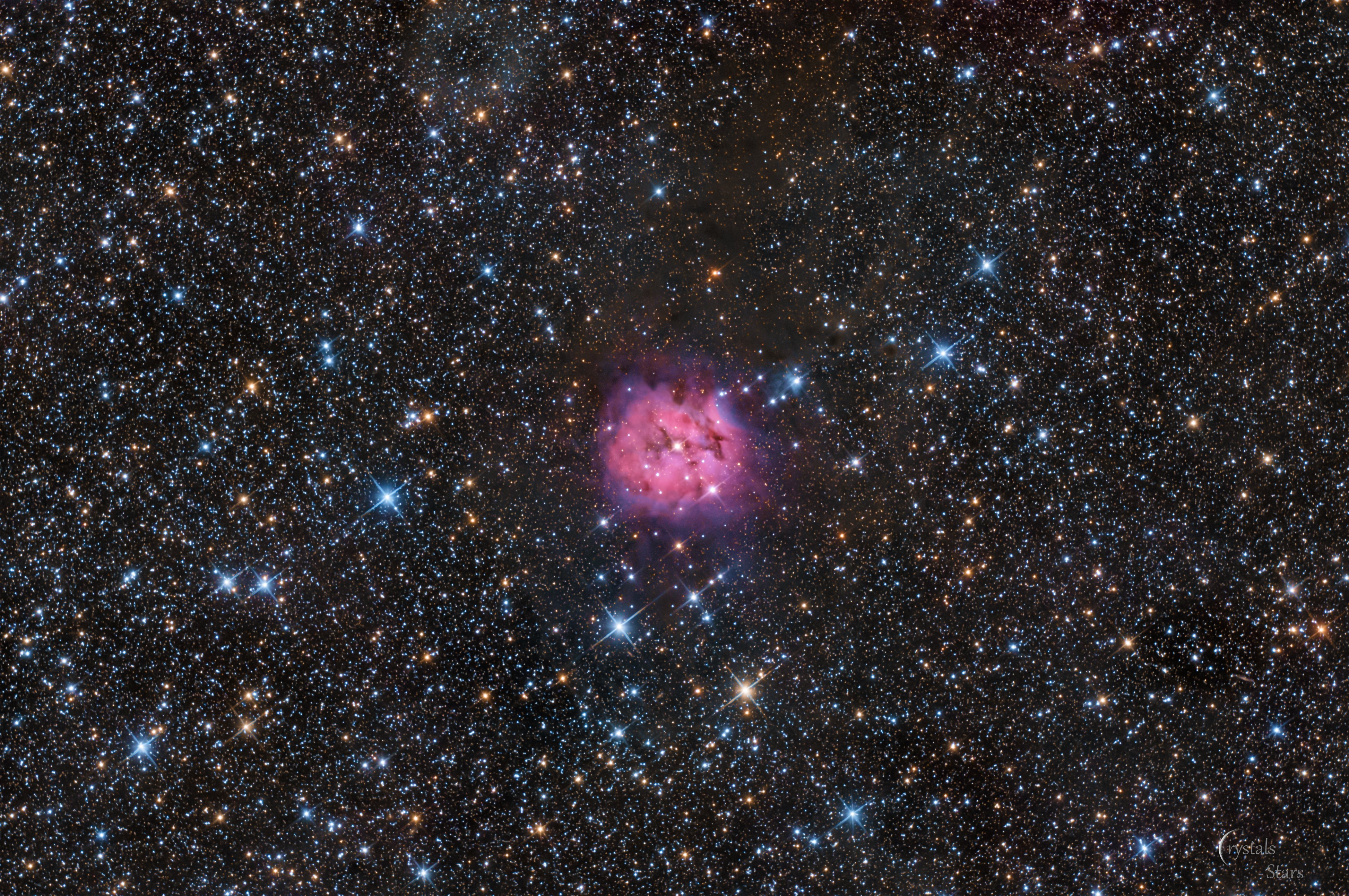 Objekt: IC 5146 Kokon-Nebel Aufnahmezeitpunkt: 20.09.24, 11.10.24, 22.10.-26.10.24 Montierung: Skywatcher EQ5 Pro Teleskop: Skywatcher 130/650 Kamera: ZWO ASI294 MC Pro Filter: Optolong UV/IR Cutoff 2" Programme: APP, GraXpert, Siril, PS Guiding: ASIAIR Pro Anzahl Lights: 546 Gain: 120 Temperatur: -10° Belicht.zeit 546 x 180" Gesamtbelichtung: 27,30h Bortle 5 IC 5146 Kokon-Nebel